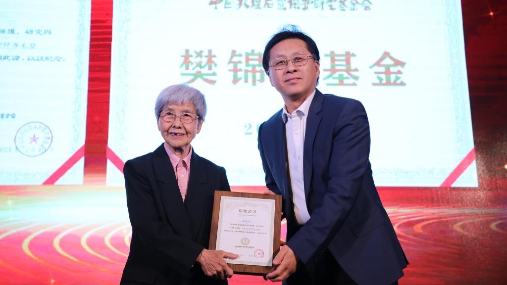 國(guó)家文物局黨組成員、副局長(zhǎng)解冰（右）為樊錦詩(shī)（左）頒發(fā)捐贈(zèng)證書。新華社記者張睿 攝