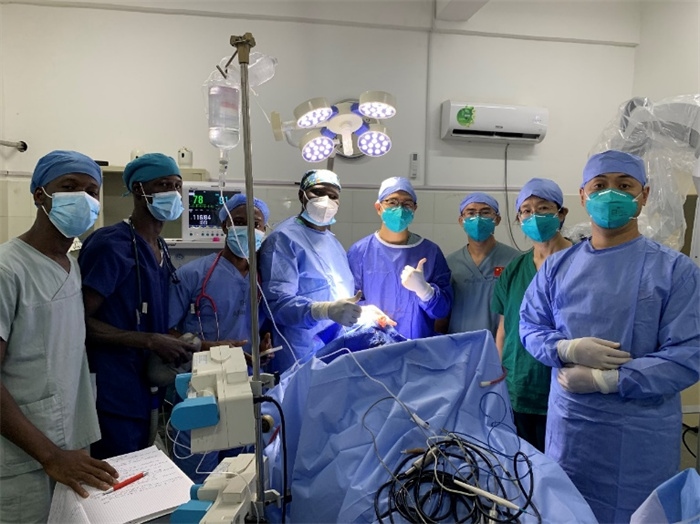 腦膿腫手術成功，全體參與手術的醫(yī)務工作者合影留念。中國第二十九批援幾內亞醫(yī)療隊供圖