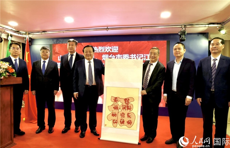 參加座談會(huì)的主要嘉賓合影留念。人民網(wǎng)記者宋亦然攝