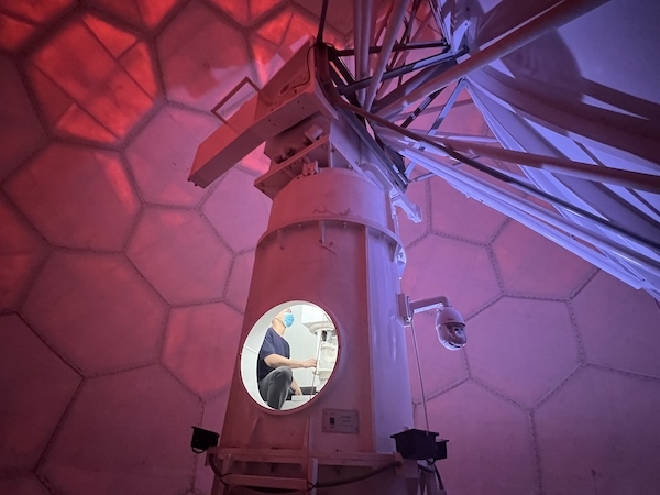 寧德國(guó)家天氣雷達(dá)站工作人員正在清洗雷達(dá)滑環(huán)。人民網(wǎng)高清揚(yáng)攝