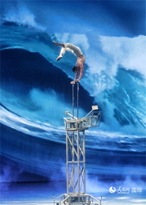 吳橋雜技大世界中的雜技演出。人民網 趙昭攝