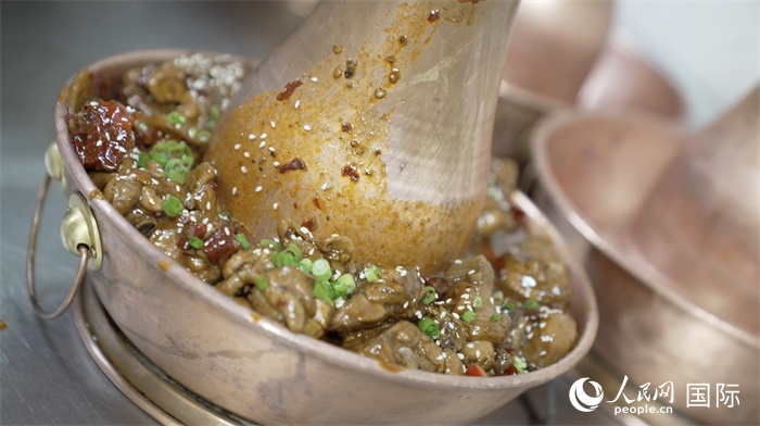 滄州火鍋雞。人民網記者 袁蒙攝