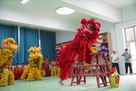 開課儀式現(xiàn)場，疏附縣第一中學舞獅隊的醒獅表演。