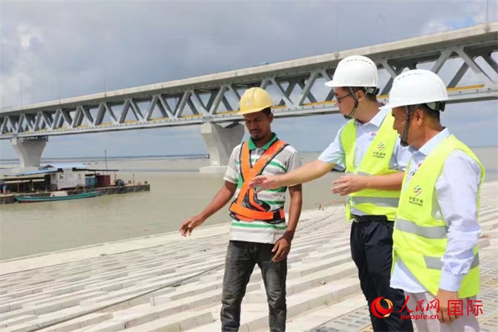 孟加拉國帕德瑪大橋河道整治工程北岸整治區(qū)域長1.5千米，南岸長11.5千米，是目前世界上規(guī)模最大的河道整治工程。人民網(wǎng)記者 孫廣勇攝