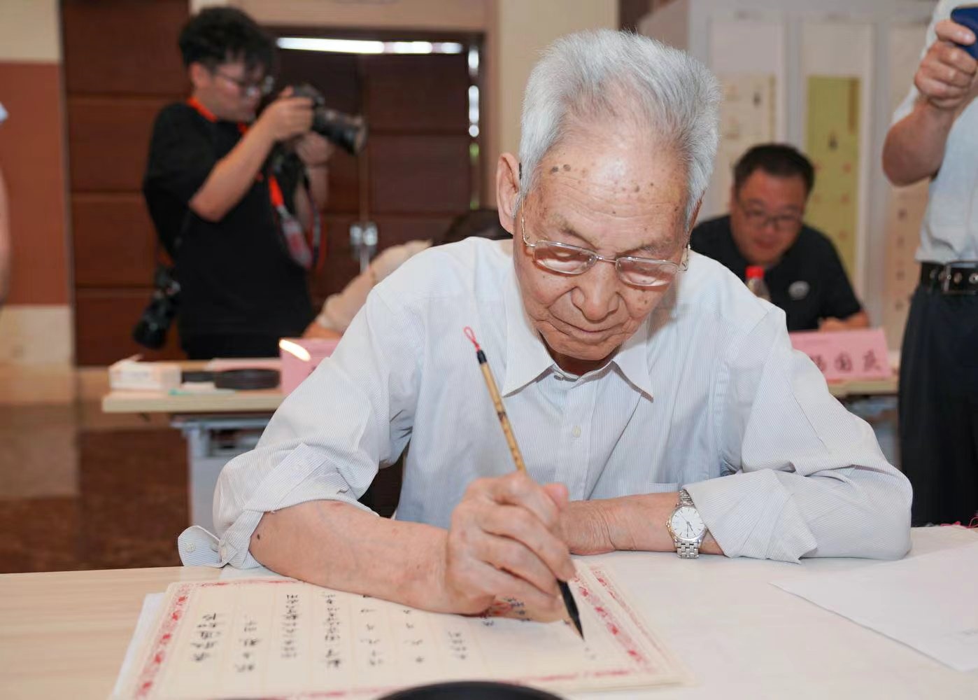 老教授們用毛筆書寫2023級新生錄取通知書。校方供圖