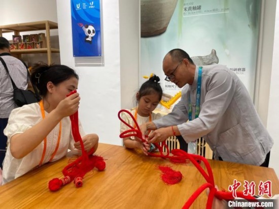 市民體驗制作吉祥如意結。祝歡 攝