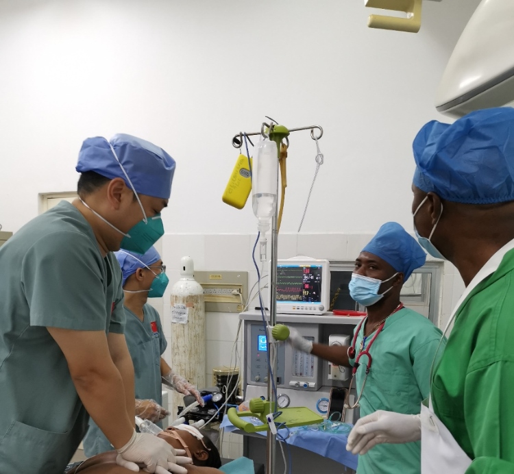 麻醉科李學(xué)斌醫(yī)生和手術(shù)室護(hù)士趙鈺進(jìn)行復(fù)蘇搶救。中國(guó)第二十九批援幾內(nèi)亞醫(yī)療隊(duì)供圖