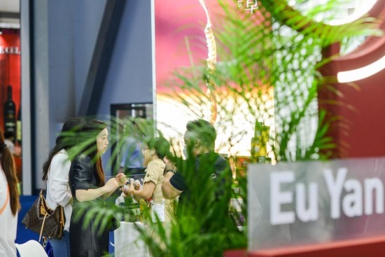 RCEP成員國企業(yè)亮相第三屆消博會。2023年4月12日，參觀者在新加坡企業(yè)余仁生的展臺了解產(chǎn)品。新華社記者王澤聰攝