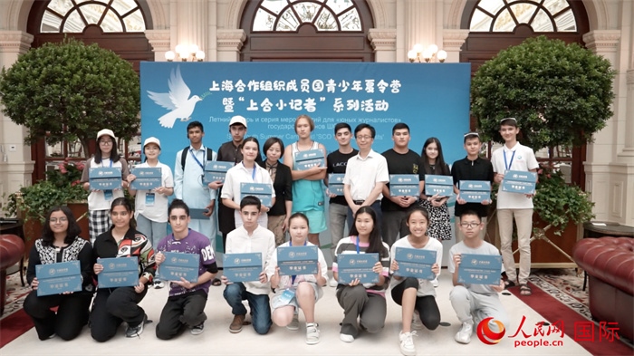 主辦單位為“上合小記者”頒發(fā)證書。實習(xí)生 方明軒攝