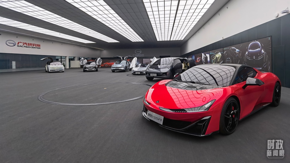 今年4月，習近平考察廣汽埃安新能源汽車股份有限公司，了解企業(yè)推動制造業(yè)高端化、智能化、綠色化等情況。（總臺央視記者石丞拍攝）