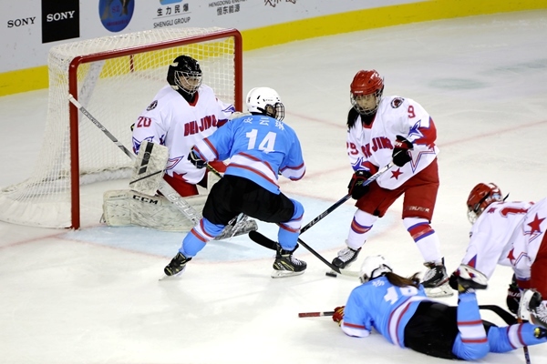 廣東隊(duì)球員與北京隊(duì)球員禁區(qū)混戰(zhàn)。人民網(wǎng)記者 胡雪蓉?cái)z