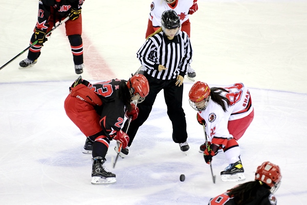 北京隊球員呂悅(左)與上海隊球員黃滟爭球。人民網(wǎng)記者 胡雪蓉攝