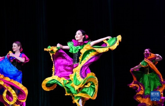 7月21日，哈薩克斯坦薩爾塔納國家舞蹈團(tuán)的演員在演出。