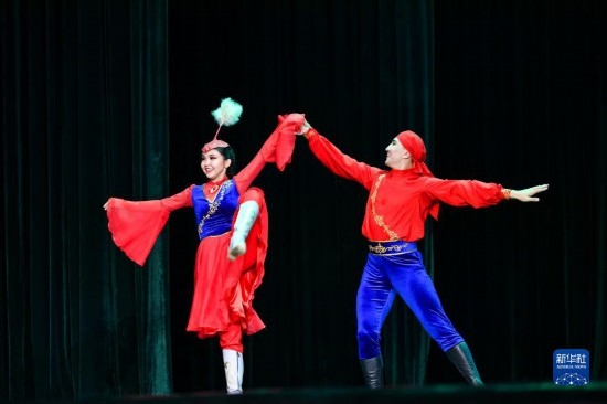 7月21日，哈薩克斯坦薩爾塔納國家舞蹈團(tuán)的演員在演出。