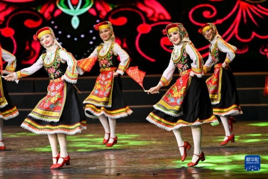 7月21日，哈薩克斯坦薩爾塔納國家舞蹈團(tuán)的演員在演出。