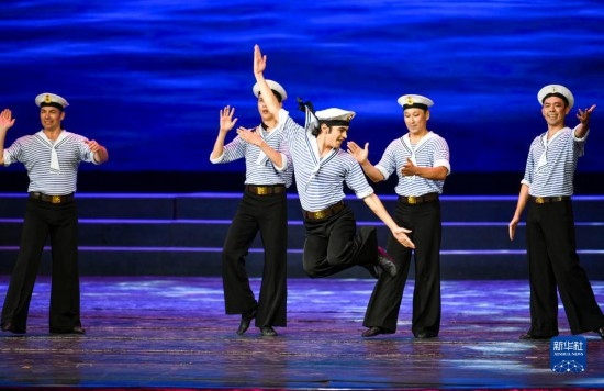 7月21日，哈薩克斯坦薩爾塔納國家舞蹈團(tuán)的演員在演出。