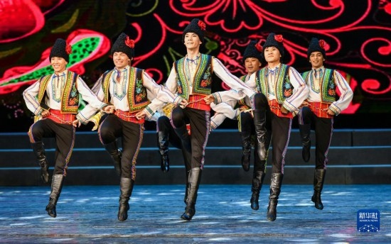 7月21日，哈薩克斯坦薩爾塔納國家舞蹈團(tuán)的演員在演出。