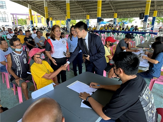 中方與菲方一道將中國援菲化肥分發(fā)至菲農(nóng)戶手中。中國駐菲律賓大使館供圖