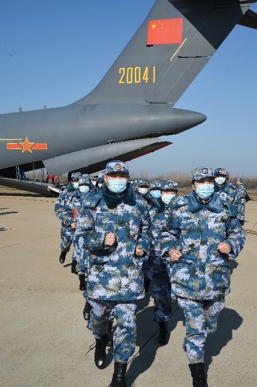 ↑2020年2月17日，一批軍隊支援湖北醫(yī)療隊員抵達(dá)武漢天河機場。新華社記者 黎云 攝