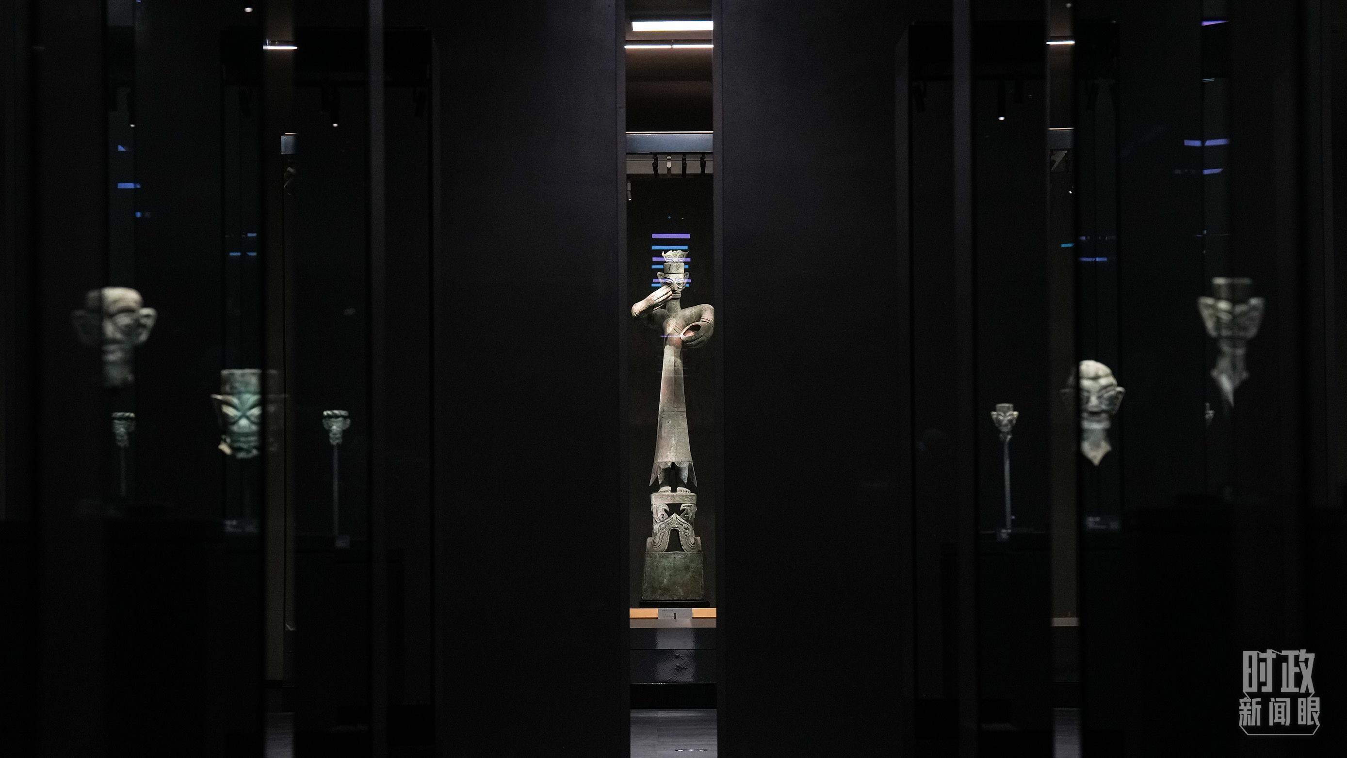 △三星堆出土的青銅大立人像。（總臺(tái)國(guó)廣記者李晉拍攝）