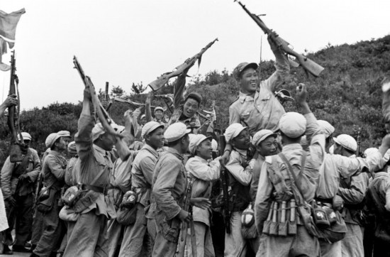  這是中國(guó)人民志愿軍和朝鮮人民軍一起歡慶戰(zhàn)斗勝利。新華社發(fā)（資料照片）
