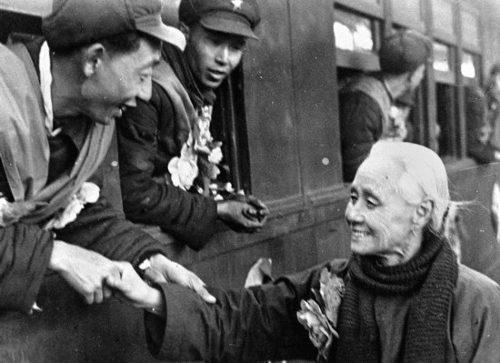 全國(guó)的鐵路工人們，一批批地志愿前往朝鮮前線工作，這是隴海路的鐵路工人魏志杰在臨行時(shí)和他母親告別的情形。新華社發(fā)（資料照片）