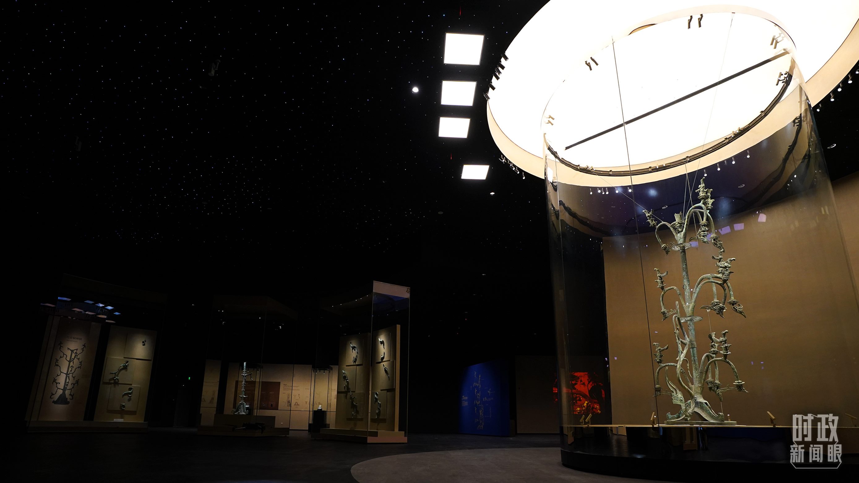 △三星堆出土的青銅神樹。（總臺(tái)國(guó)廣記者李晉拍攝）