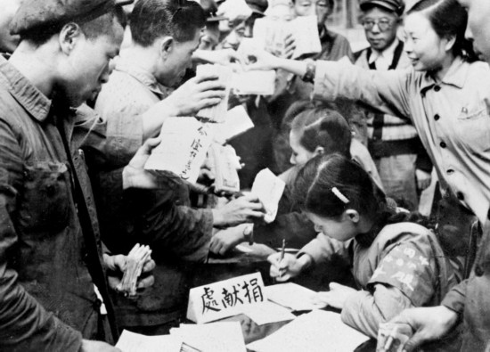 全國(guó)各地工商界踴躍捐獻(xiàn)款項(xiàng)，支援志愿軍。這是重慶市工商業(yè)者捐獻(xiàn)的情形。新華社發(fā)（資料照片）