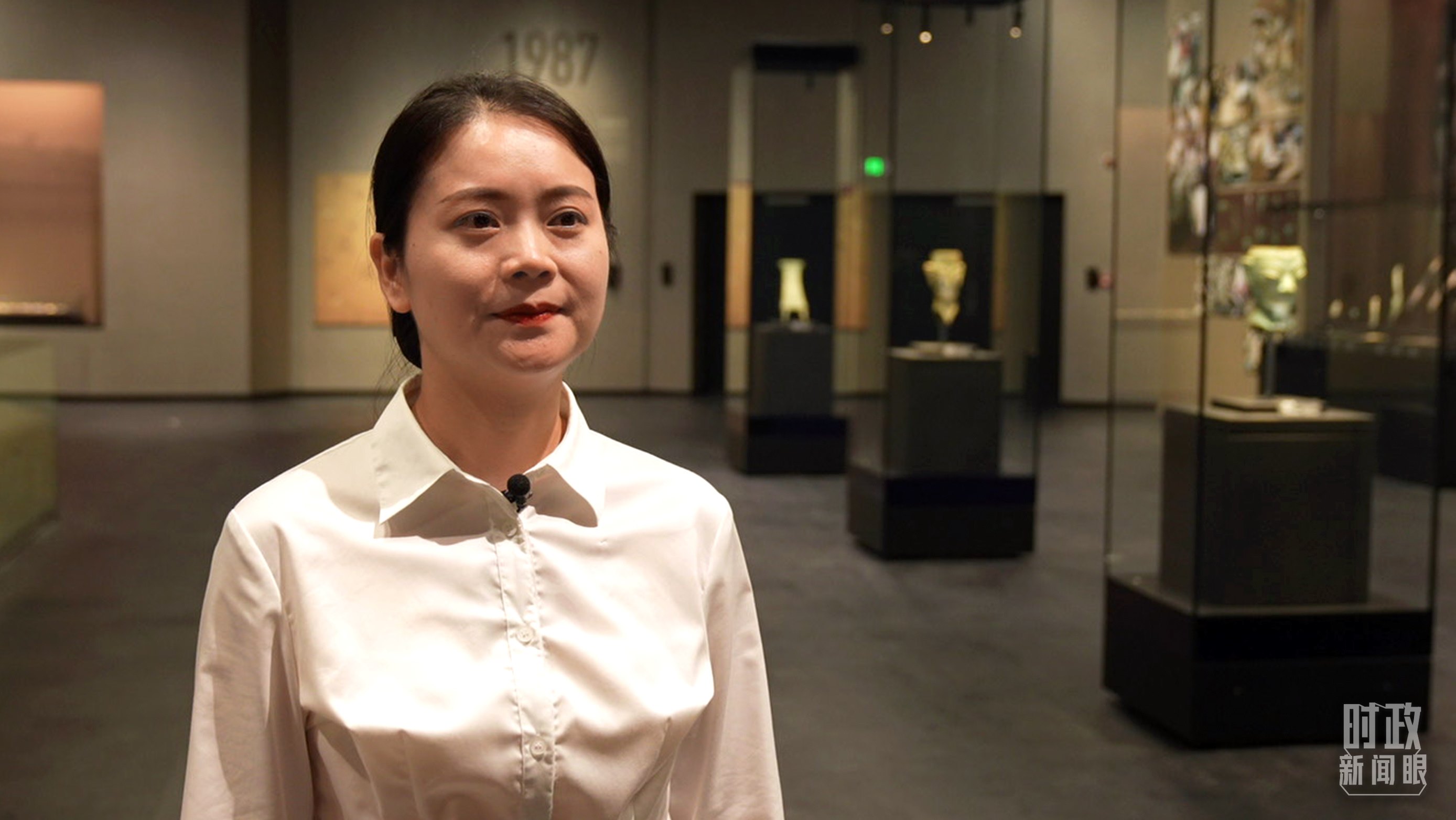 △當(dāng)天現(xiàn)場(chǎng)負(fù)責(zé)講解的三星堆博物館公眾服務(wù)部程靜。（總臺(tái)央廣記者馬喆拍攝）