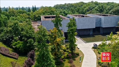 △2021年正式投入使用的三星堆文物保護(hù)修復(fù)館，堅(jiān)持保護(hù)修復(fù)與考古研究同步進(jìn)行，館內(nèi)分文保工作區(qū)和參觀區(qū)。