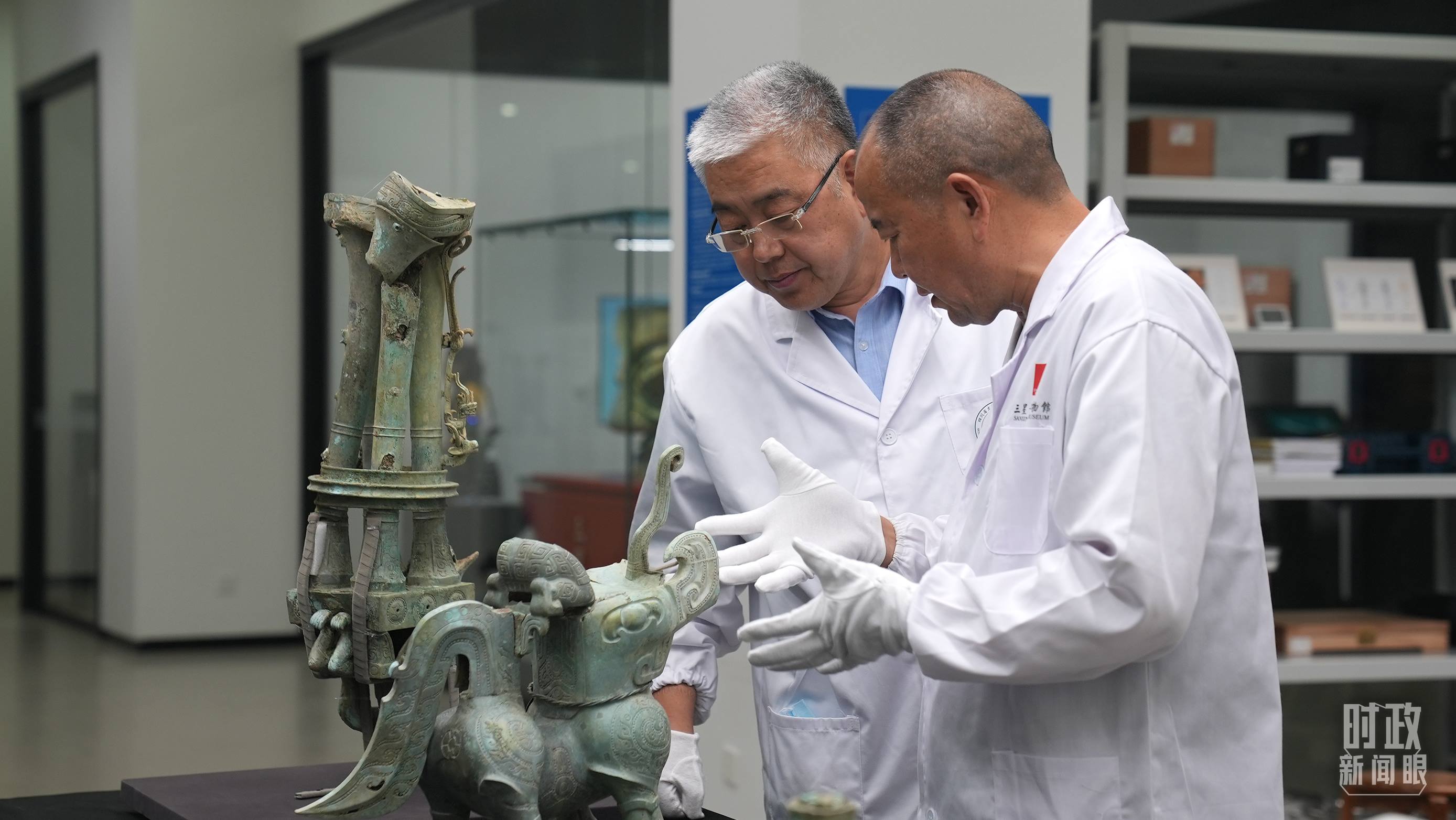 △三星堆文保專家正在就修復(fù)方案進(jìn)行討論。（總臺(tái)央視記者劉琦拍攝）
