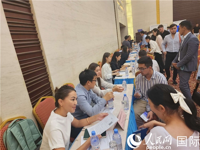 圖為中企代表與哈留華畢業(yè)生現(xiàn)場(chǎng)交流。人民網(wǎng)記者 李強(qiáng)攝