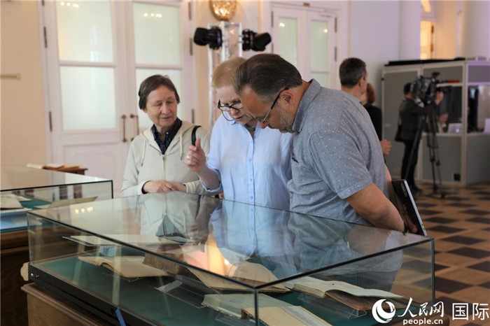 中俄圖書館論壇嘉賓共同參觀由俄羅斯國立列寧圖書館舉辦的館藏中國古籍善本圖書展。人民網(wǎng)記者 隋鑫攝