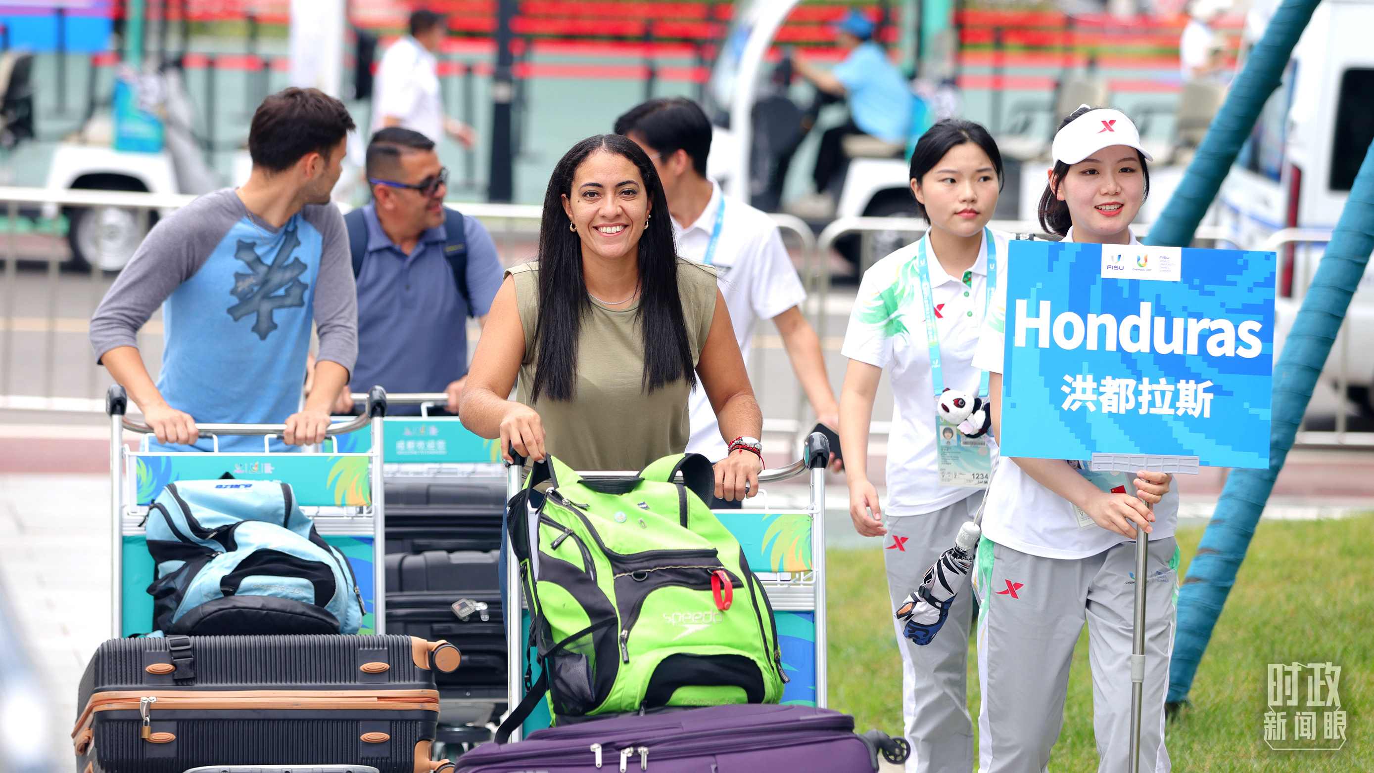 各國代表團(tuán)成員相繼抵達(dá)成都大運(yùn)村。（總臺央視記者魏幫軍拍攝）