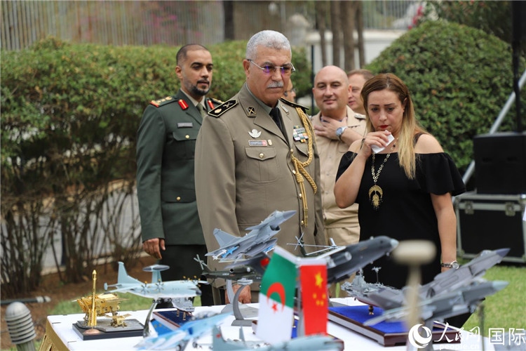 圖為與會嘉賓參觀招待會設置的武器裝備模型展臺。人民網記者 王傳寶攝