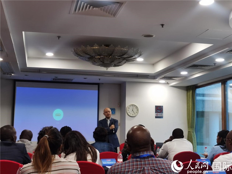 王鯤與研修班學(xué)員互動交流。 人民網(wǎng) 孫鴻宇攝