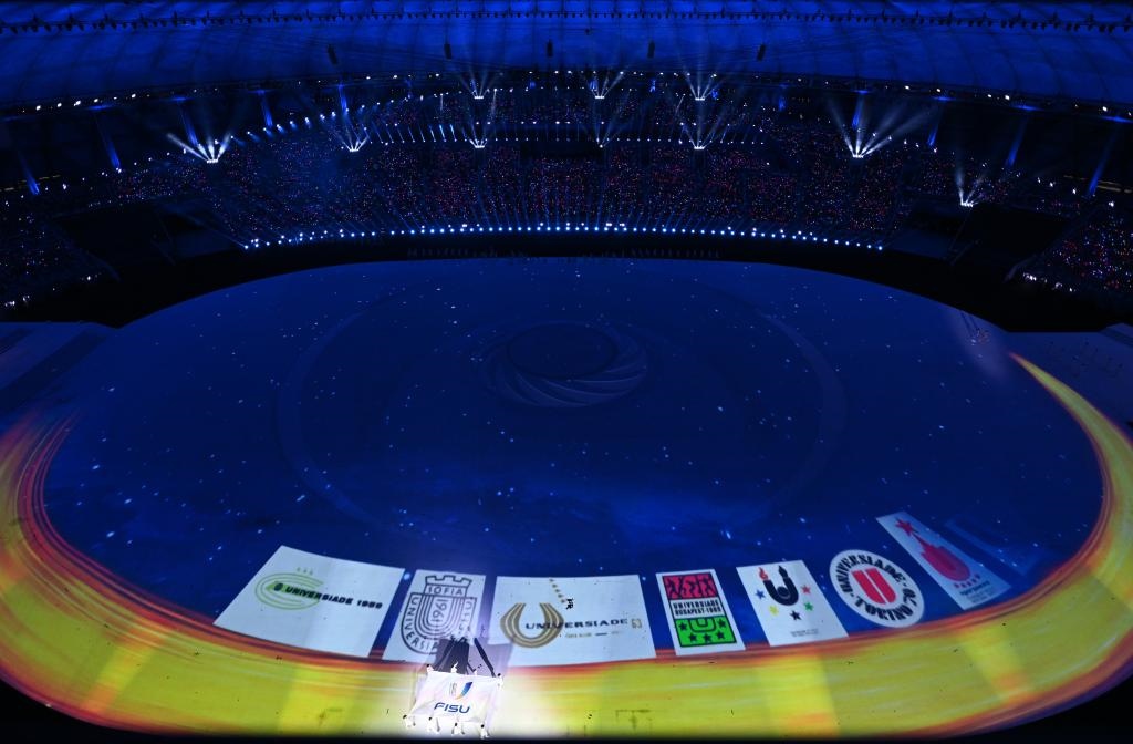 7月28日，國際大學(xué)生體育聯(lián)合會會旗在開幕式上入場。新華社記者劉磊攝