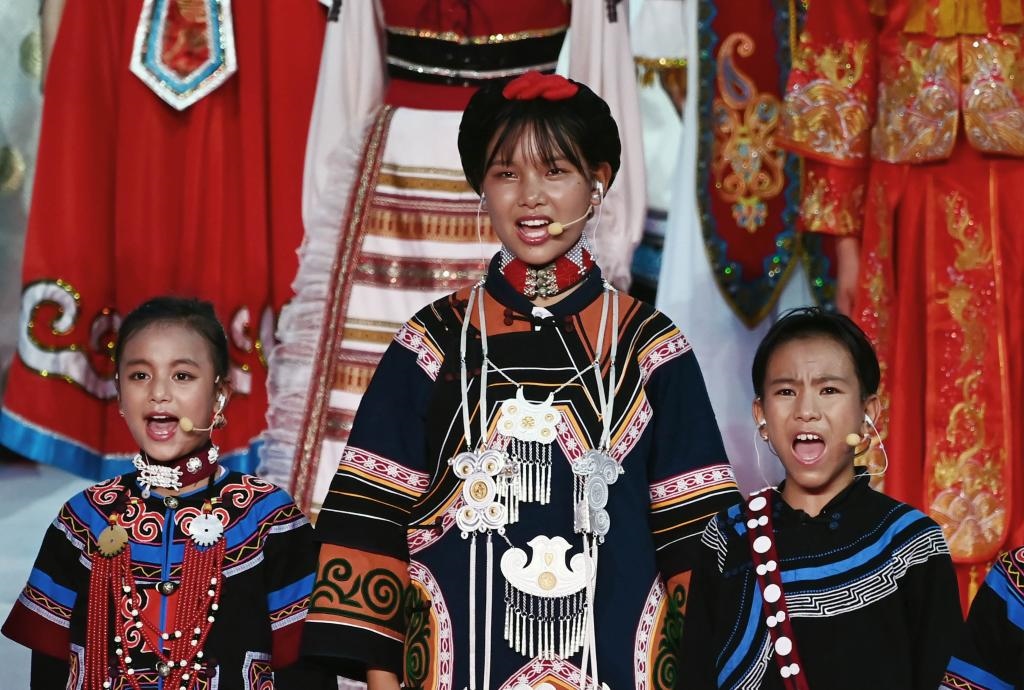 7月28日，吉好有果（中）在開幕式上表演。新華社記者陳澤國攝