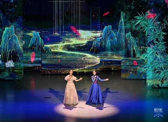 7月29日，演員在聯(lián)歡會現(xiàn)場演唱。新華社記者 蔡湘鑫 攝