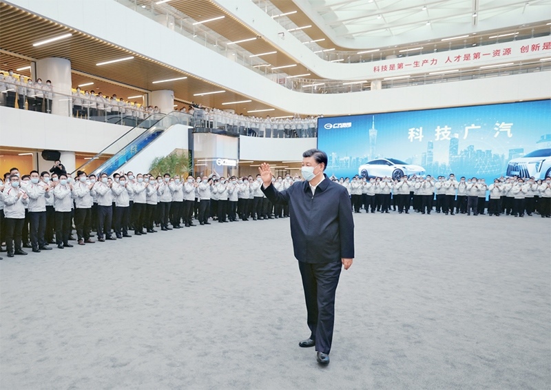 2023年4月10日至13日，中共中央總書(shū)記、國(guó)家主席、中央軍委主席習(xí)近平在廣東考察。這是12日下午，習(xí)近平在廣汽研究院向職工們揮手致意。 新華社記者 鞠鵬/攝
