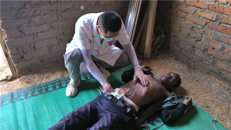 圖為南昌大學第二附屬醫(yī)院胃腸外科主治醫(yī)師周智勇檢查切口疝患者。中國駐乍得醫(yī)療隊供圖