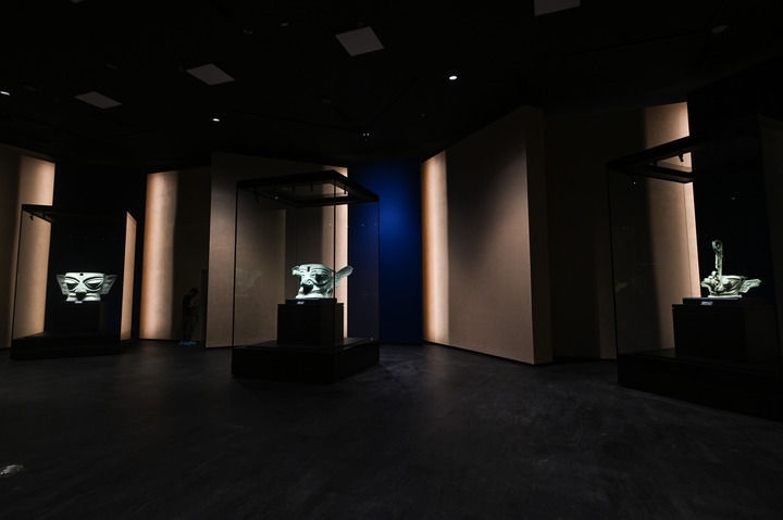 7月26日在三星堆博物館新館拍攝的展品。新華社記者 王曦 攝