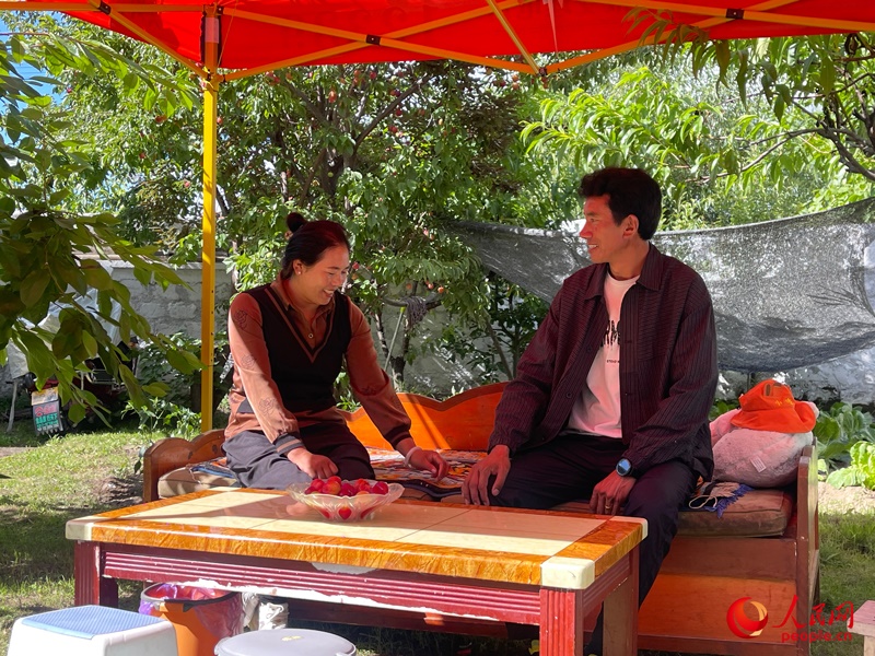 嘎拉村村民達(dá)瓦堅(jiān)參和他的妻子。人民網(wǎng) 周靜圓攝