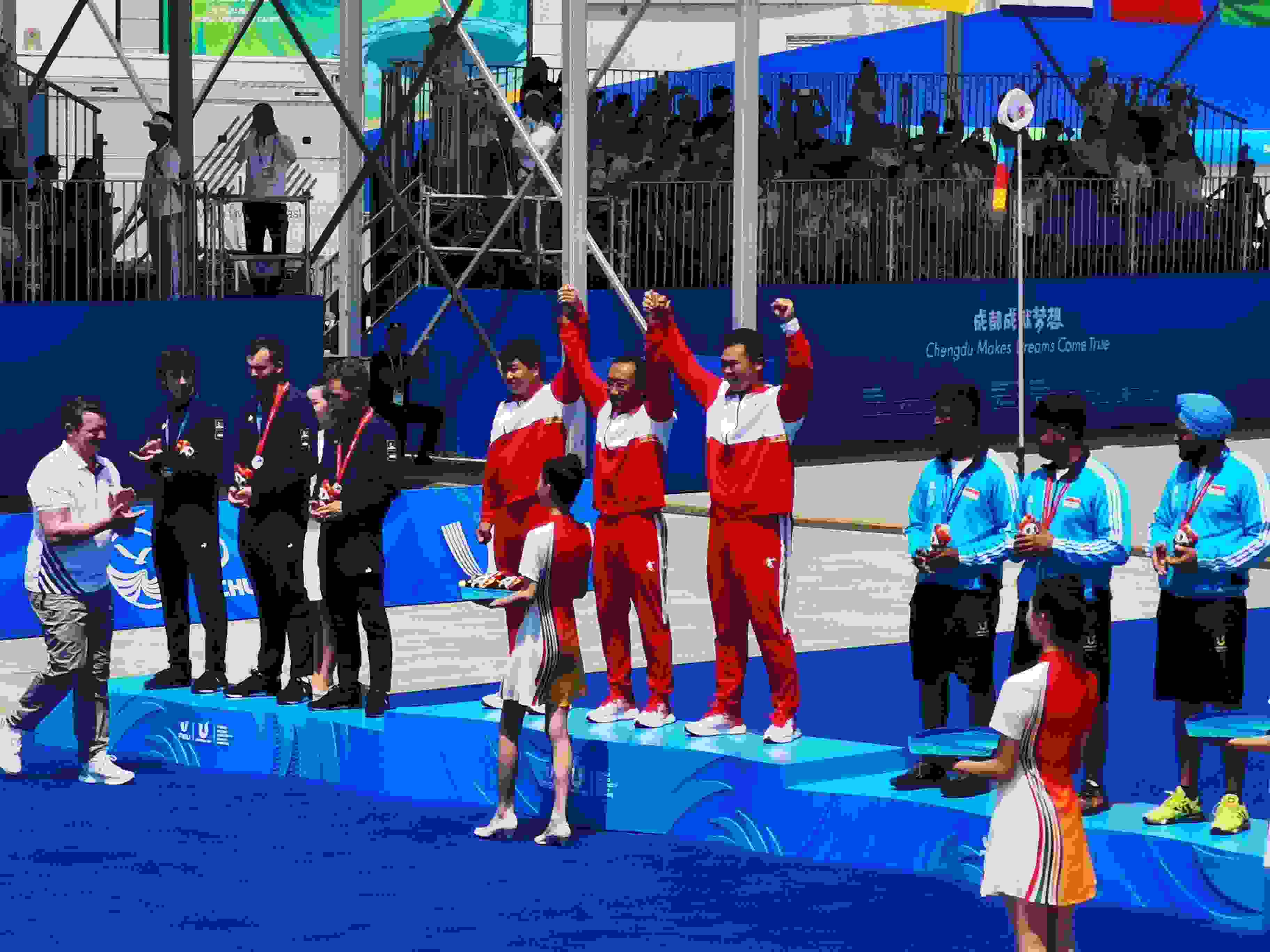 7月30日，在成都大運(yùn)會(huì)男子復(fù)合弓團(tuán)體頒獎(jiǎng)儀式中，中國(guó)隊(duì)?wèi)c祝奪得冠軍。 人民網(wǎng)記者 楊磊攝