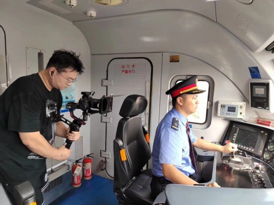 記者采訪中歐班列（成都）首發(fā)司機仲俊斕。成都機務(wù)段供圖