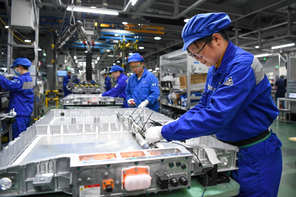 在位于江蘇常州溧陽的上汽時(shí)代動(dòng)力電池系統(tǒng)有限公司，工人在車間進(jìn)行電池生產(chǎn)（2023年2月16日攝）。常州市擁有鋰電池電芯及配套生產(chǎn)企業(yè)120余家，動(dòng)力電池產(chǎn)業(yè)2022年實(shí)現(xiàn)產(chǎn)值超1700億元。新華社記者 李博 攝