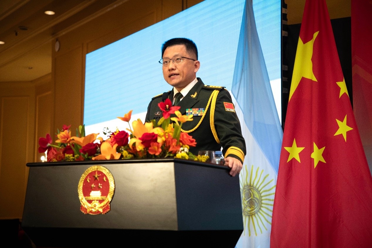 中國駐阿根廷大使館武官劉淼大校致辭。中國駐阿根廷大使館供圖