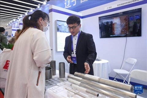 4月8日，參展商在2023中國中小企業(yè)發(fā)展大會(huì)“專精特新”中小企業(yè)展覽會(huì)上向觀眾介紹產(chǎn)品。新華社記者 龍雷 攝