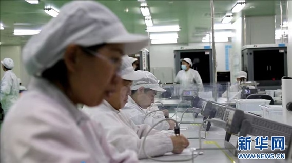 工人在大連達(dá)利凱普科技股份公司生產(chǎn)車間工作。新華網(wǎng)發(fā)