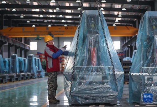 工人在阜新勁達(dá)精密機(jī)械有限公司生產(chǎn)車間工作。新華社記者龍雷攝